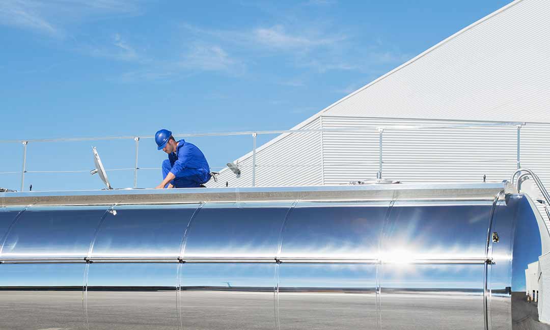 Arbeiter auf Tanksiloauflieger
